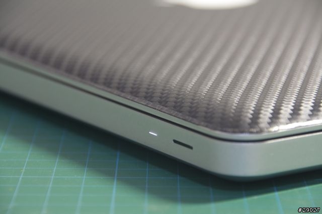 【MacBook Pro大變身】黑色Carbon塗裝!附加包膜心得分享~