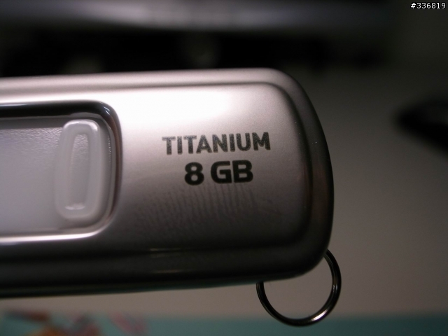 金屬質感上身【sandisk ultra cruzer Titanium 8G 】開箱