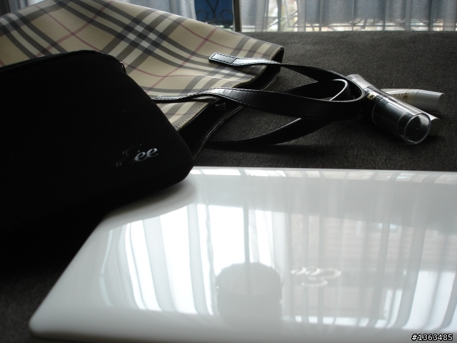 華碩貝殼機......輕薄到幾乎忘了她的存在