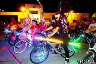 真的無法可管... 該說是創意! 還是違反行車安全?