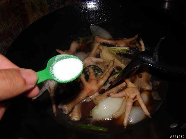 roger料理時間~簡單美味滷雞腳~
