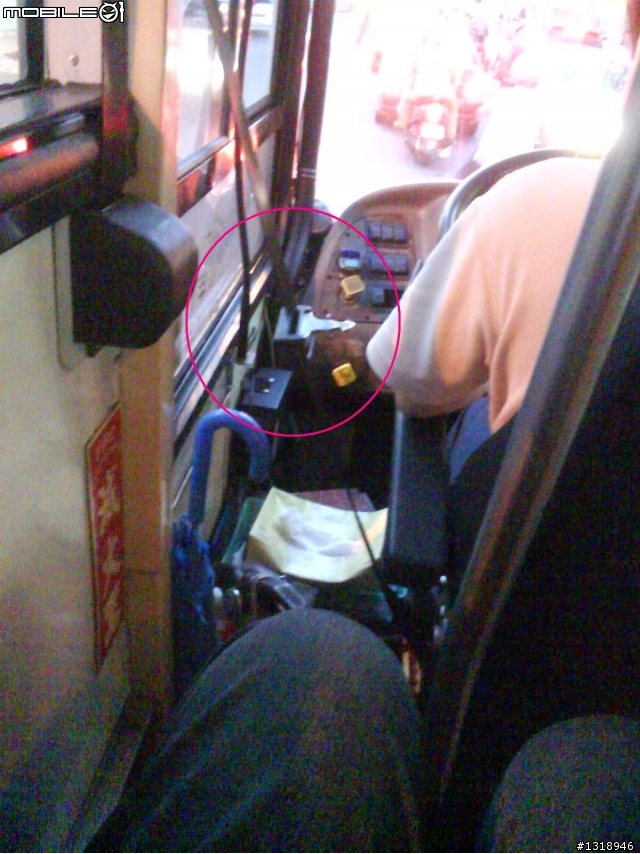 (新增圖片影片)公車駕駛可以不繫安全帶駕駛且闖紅燈?