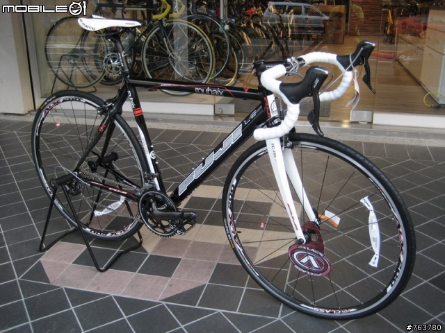 [分享} 黑白配.. FUJI ROUBAIX LE