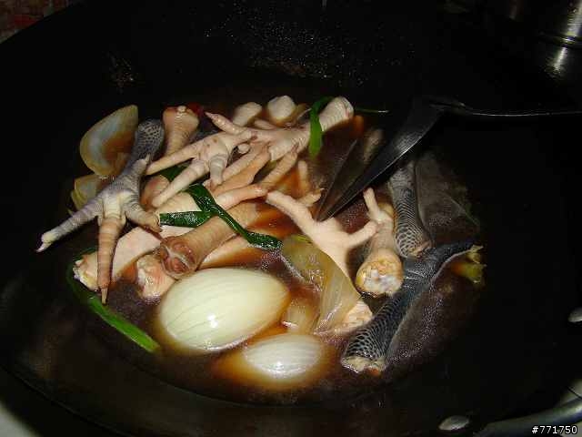 roger料理時間~簡單美味滷雞腳~