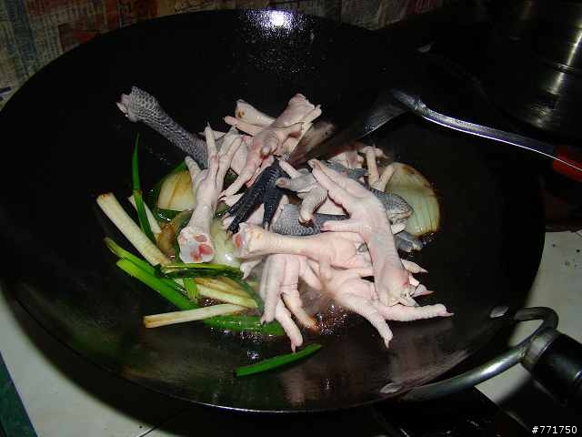 roger料理時間~簡單美味滷雞腳~