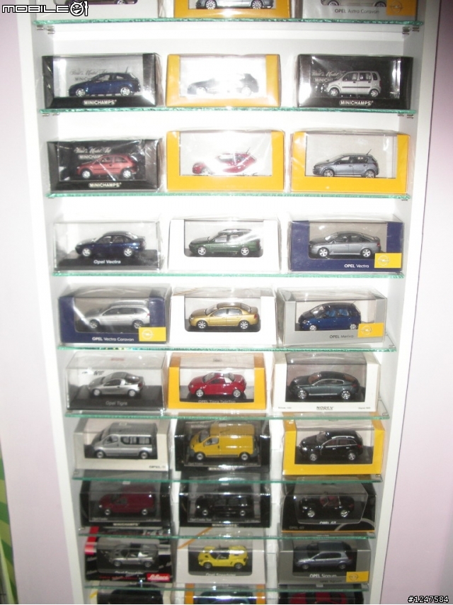 白小兵爸爸的1/43模型車展示櫃~~~自己做的