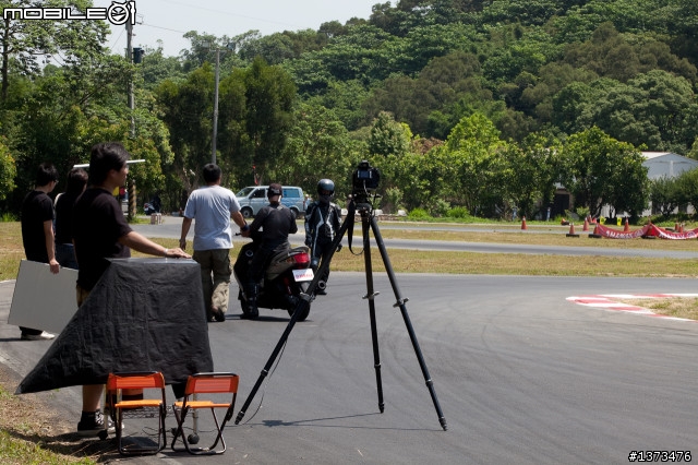 連工作都會遇到新勁戰...新的型錄拍照