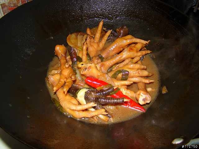 roger料理時間~簡單美味滷雞腳~