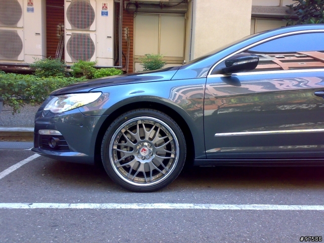 巧遇穿大腳的 Passat CC
