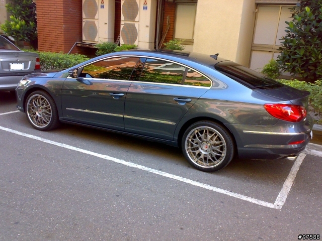 巧遇穿大腳的 Passat CC