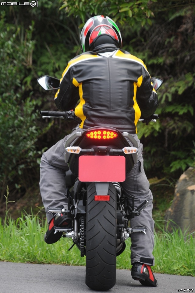 輕巧帥氣的男子漢–2009 KAWASAKI ER-6n 試駕報導