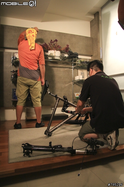《一路南北騎 - 第九集》不用工具免髒手‧創意組裝單車