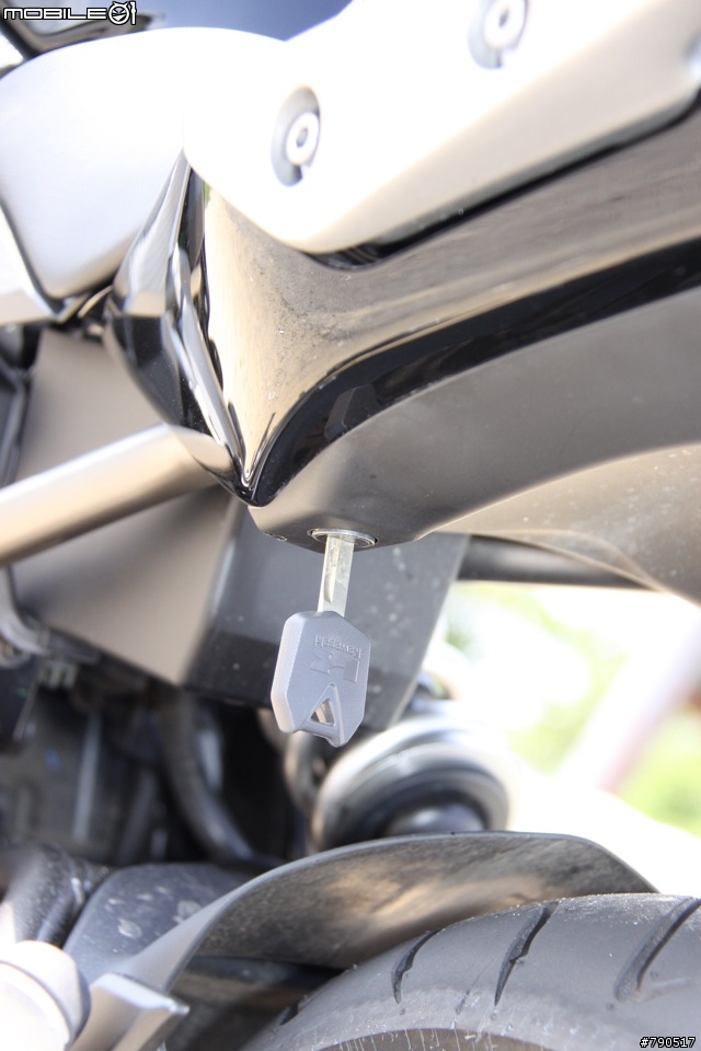 輕巧帥氣的男子漢–2009 KAWASAKI ER-6n 試駕報導