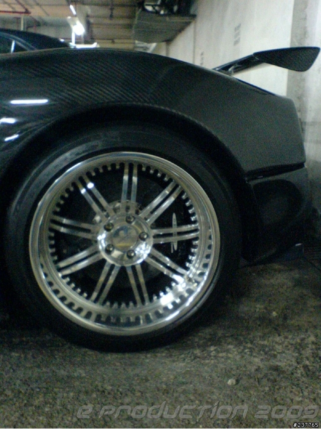 在車庫看見 pagani zonda F