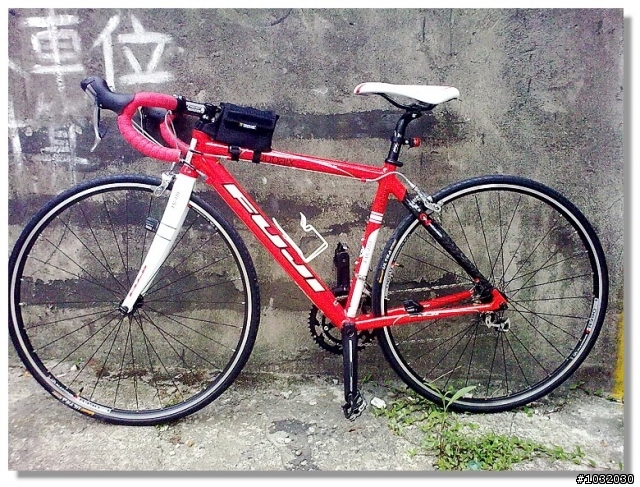 公路車終於入手!新增小彎把改裝(在50樓)