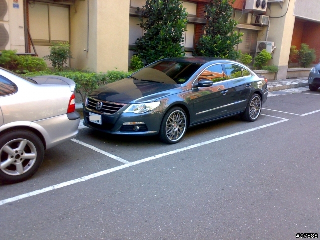 巧遇穿大腳的 Passat CC
