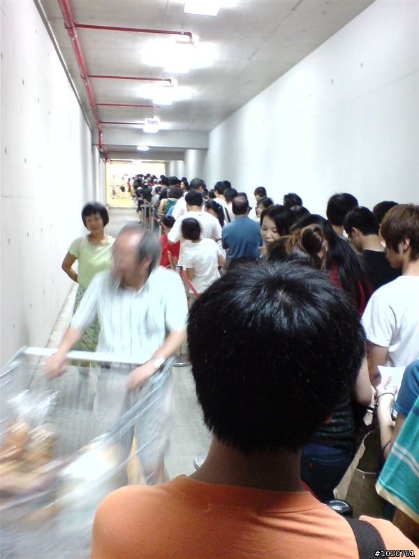 誇張!新竹-好市多的人潮!