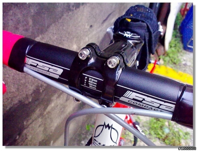 公路車終於入手!新增小彎把改裝(在50樓)