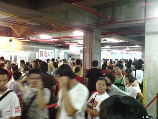 誇張!新竹-好市多的人潮!