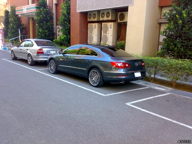 巧遇穿大腳的 Passat CC