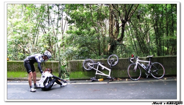 騎車!請保持距離,以策安全!