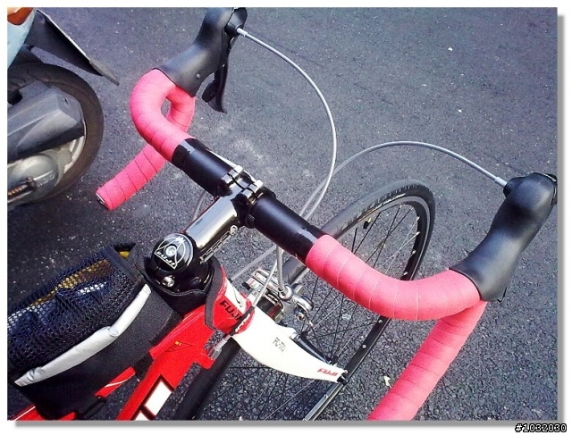 公路車終於入手!新增小彎把改裝(在50樓)