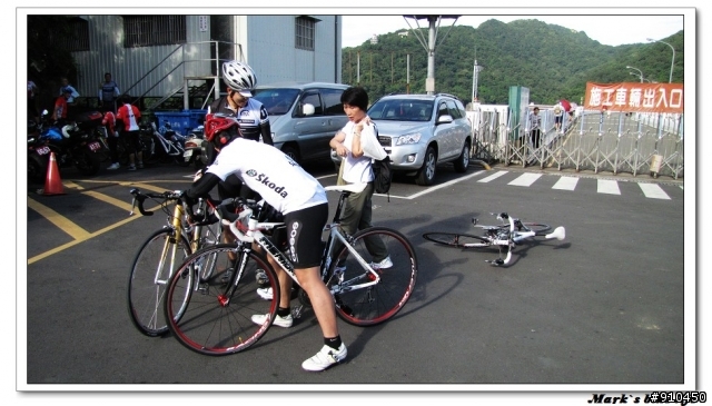 騎車!請保持距離,以策安全!