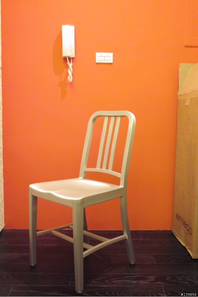 【開箱】emeco NAVY│一張不只用來摔玻璃,還可以上手銬的椅子