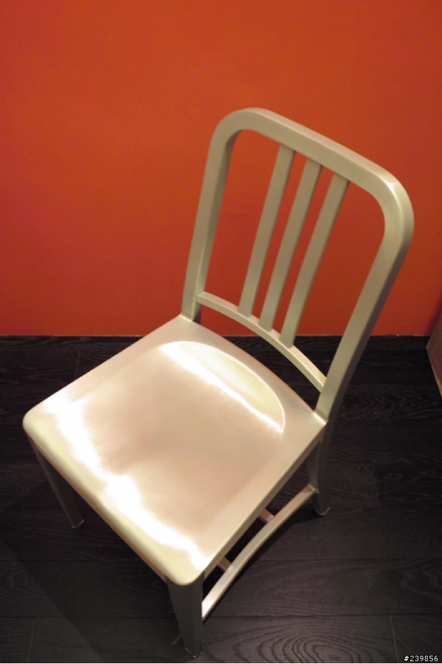 【開箱】emeco NAVY│一張不只用來摔玻璃,還可以上手銬的椅子