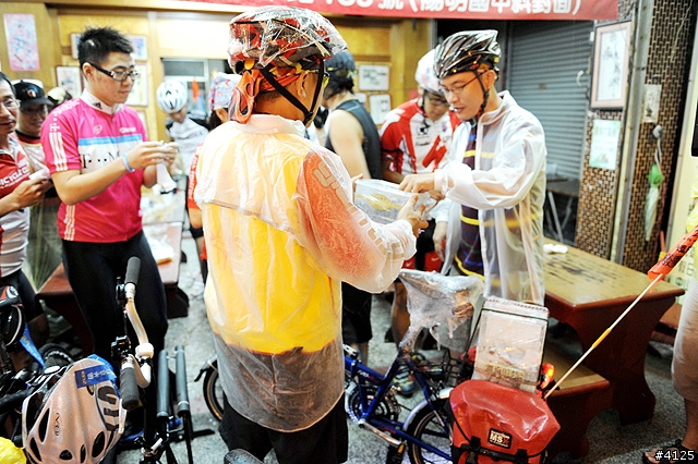 《一路南北騎 - 第十二集》 破史上陪騎車友記錄的冒雨夜騎台南府城