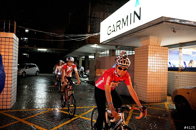 《一路南北騎 - 第十二集》 破史上陪騎車友記錄的冒雨夜騎台南府城