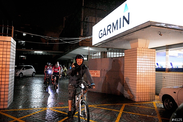 《一路南北騎 - 第十二集》 破史上陪騎車友記錄的冒雨夜騎台南府城