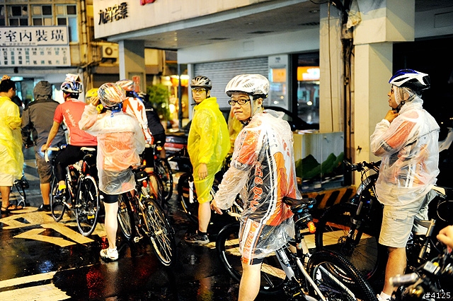 《一路南北騎 - 第十二集》 破史上陪騎車友記錄的冒雨夜騎台南府城