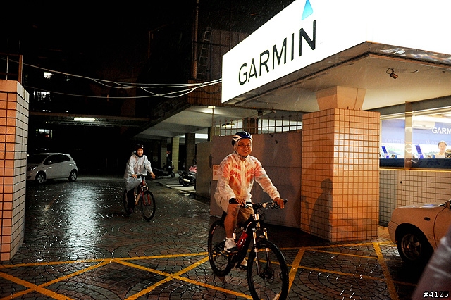 《一路南北騎 - 第十二集》 破史上陪騎車友記錄的冒雨夜騎台南府城