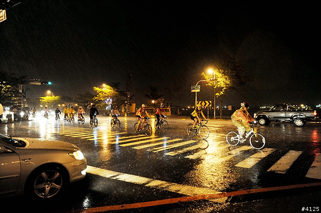 《一路南北騎 - 第十二集》 破史上陪騎車友記錄的冒雨夜騎台南府城
