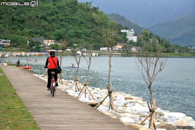 在「鯉魚潭」旁享受美麗的下午茶時光...