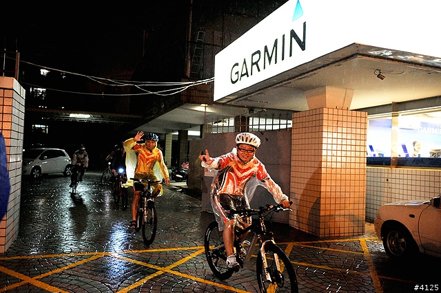 《一路南北騎 - 第十二集》 破史上陪騎車友記錄的冒雨夜騎台南府城