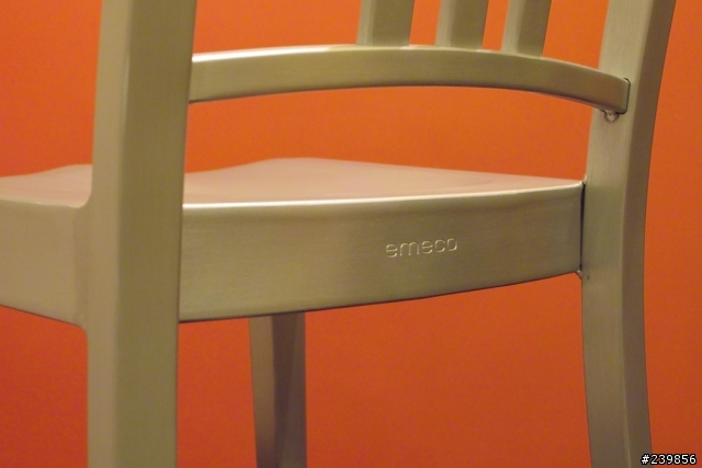 【開箱】emeco NAVY│一張不只用來摔玻璃,還可以上手銬的椅子