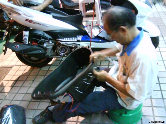 7.30牽新車Racing 150 fi 開箱 (裝置物箱LED燈 風扇外蓋+燈)