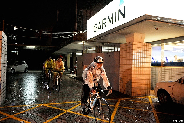 《一路南北騎 - 第十二集》 破史上陪騎車友記錄的冒雨夜騎台南府城