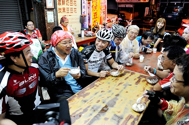 《一路南北騎 - 第十二集》 破史上陪騎車友記錄的冒雨夜騎台南府城