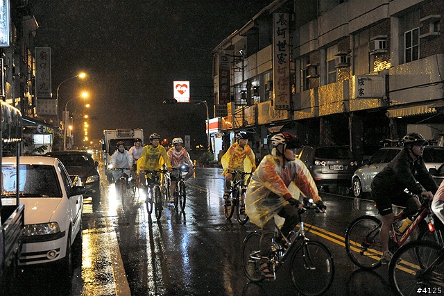 《一路南北騎 - 第十二集》 破史上陪騎車友記錄的冒雨夜騎台南府城