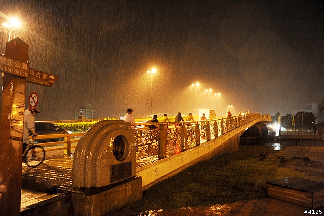 《一路南北騎 - 第十二集》 破史上陪騎車友記錄的冒雨夜騎台南府城