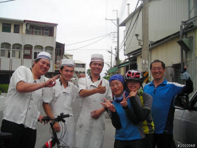 2009年7月自行車環島之第六,七天-- 西螺的古早味油蔥棵 台南熱心的車友-愛心總舖師 高雄軍校路的綠蔭