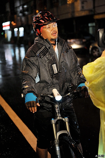 《一路南北騎 - 第十二集》 破史上陪騎車友記錄的冒雨夜騎台南府城