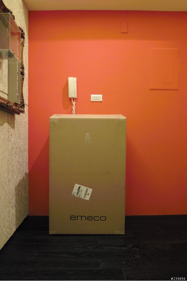 【開箱】emeco NAVY│一張不只用來摔玻璃,還可以上手銬的椅子
