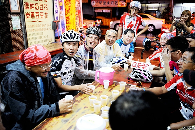 《一路南北騎 - 第十二集》 破史上陪騎車友記錄的冒雨夜騎台南府城