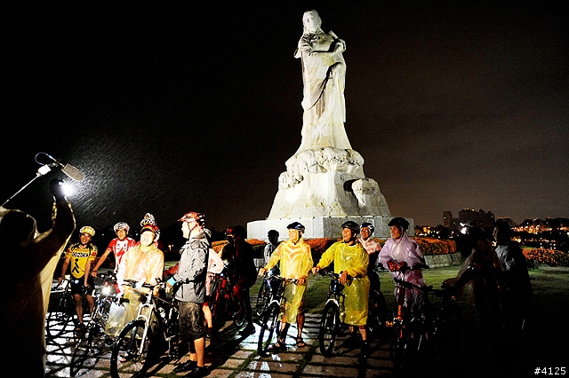 《一路南北騎 - 第十二集》 破史上陪騎車友記錄的冒雨夜騎台南府城