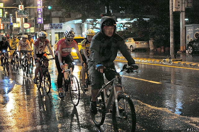 《一路南北騎 - 第十二集》 破史上陪騎車友記錄的冒雨夜騎台南府城