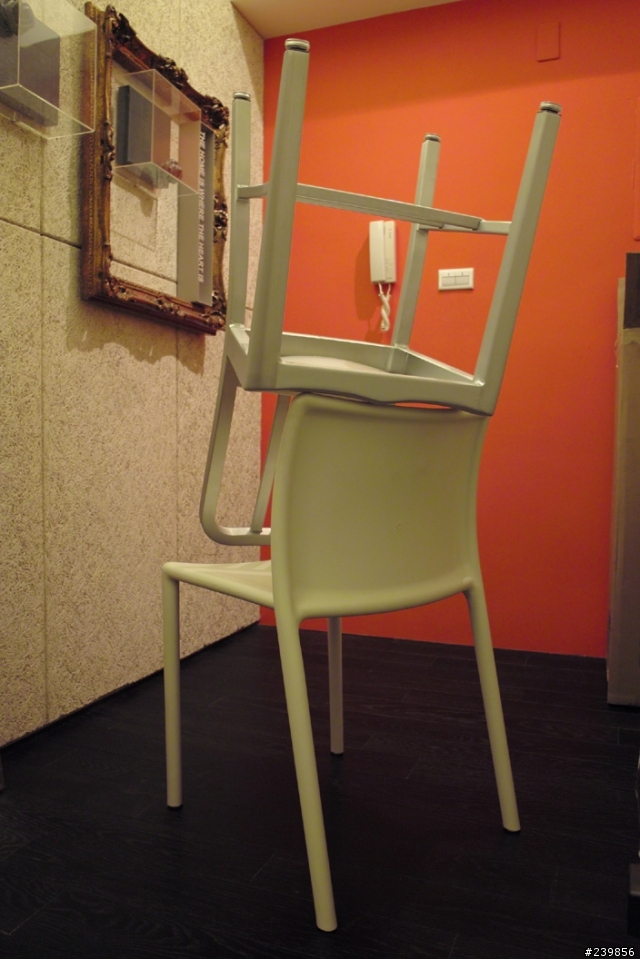 【開箱】emeco NAVY│一張不只用來摔玻璃,還可以上手銬的椅子